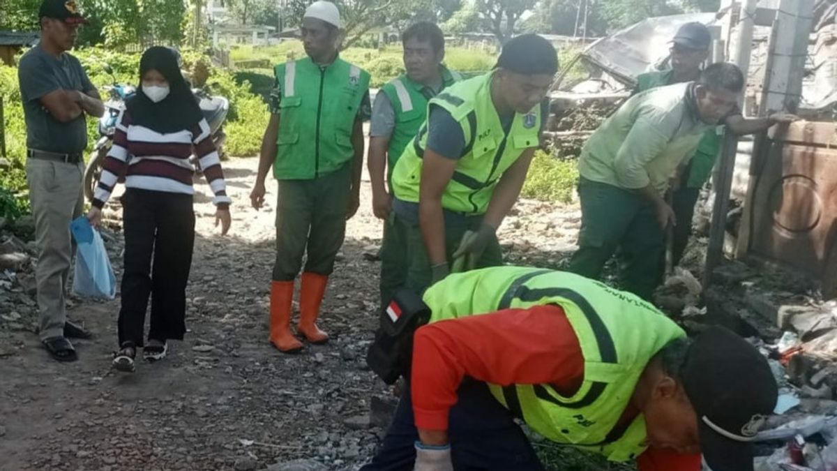 Chinese Graves In Cipinang, East Jakarta Filled With Piles Of Waste