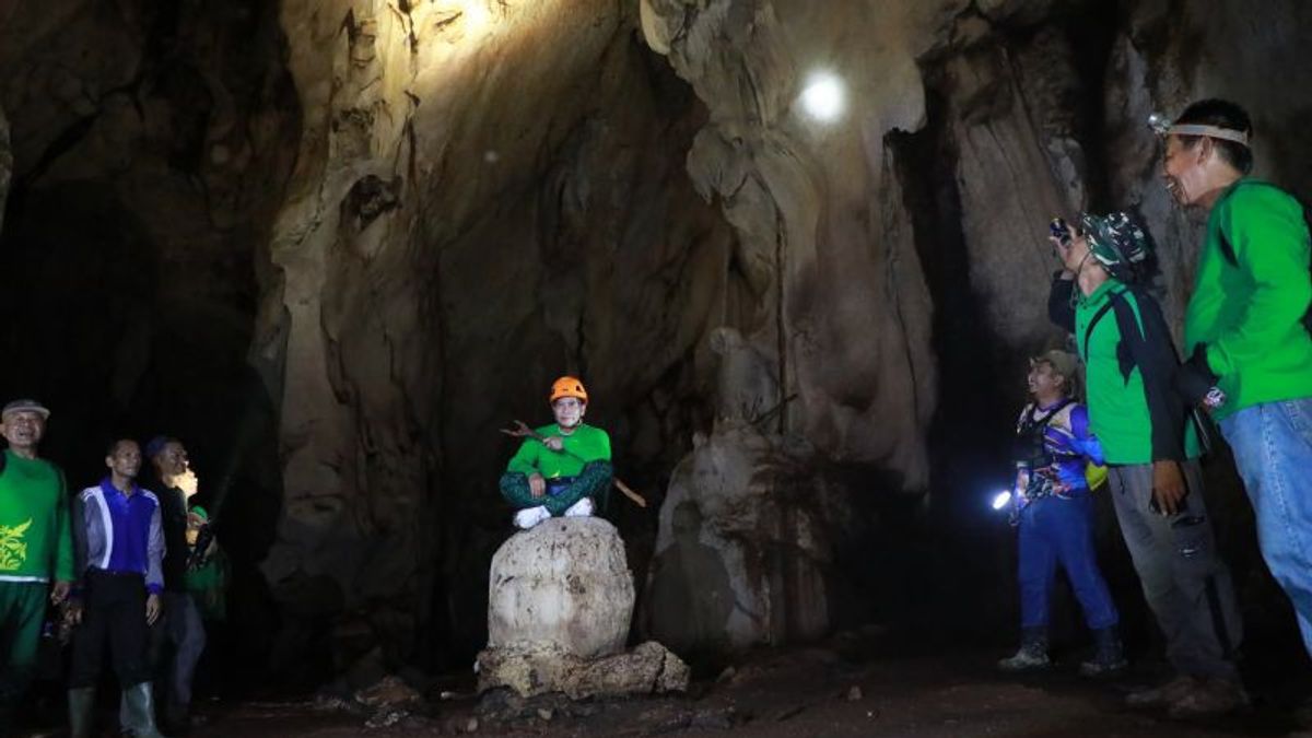 ブルンガンカルタラのカルストバトゥプティ洞窟ツアーを覗く