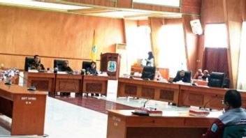 ir sans alourdir les uniformes aux étudiants, la DPRD menace des sanctions pour les écoles à Biak Papouasie Langgar règles du SPMB