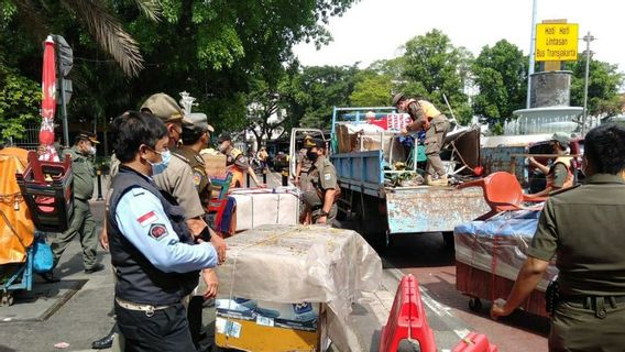 Sudah Dilarang Masih Nekat Jualan, Puluhan Gerobak PKL Ditertiban Satpol PP di Depan Masjid Istiqlal