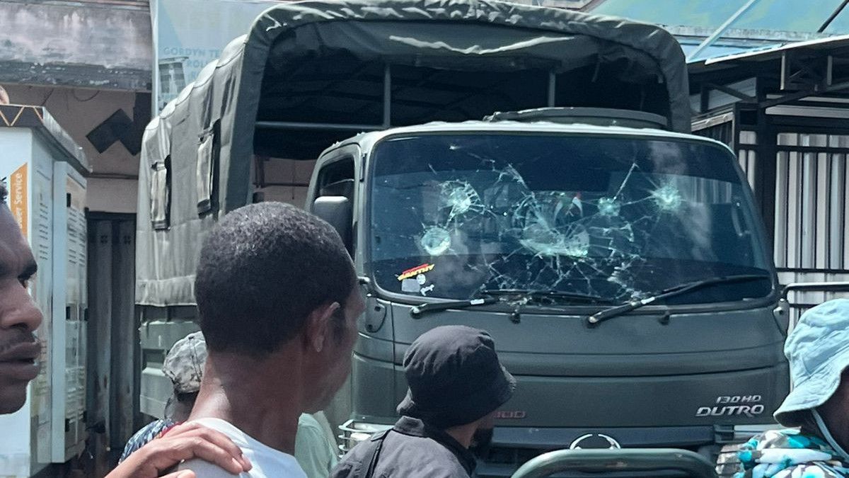 مرافقة جثة لوكاس إنيمبي في جايابورا ريتشوه ، تضررت الكتلة الأناركية من المركبات والمرافق العامة