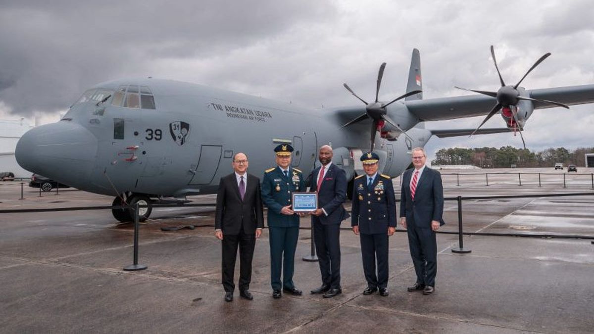 3 Indonesian Air Force Aviators Also Introduced In The Delivery Of Super Hercules C-130J First Units From The US