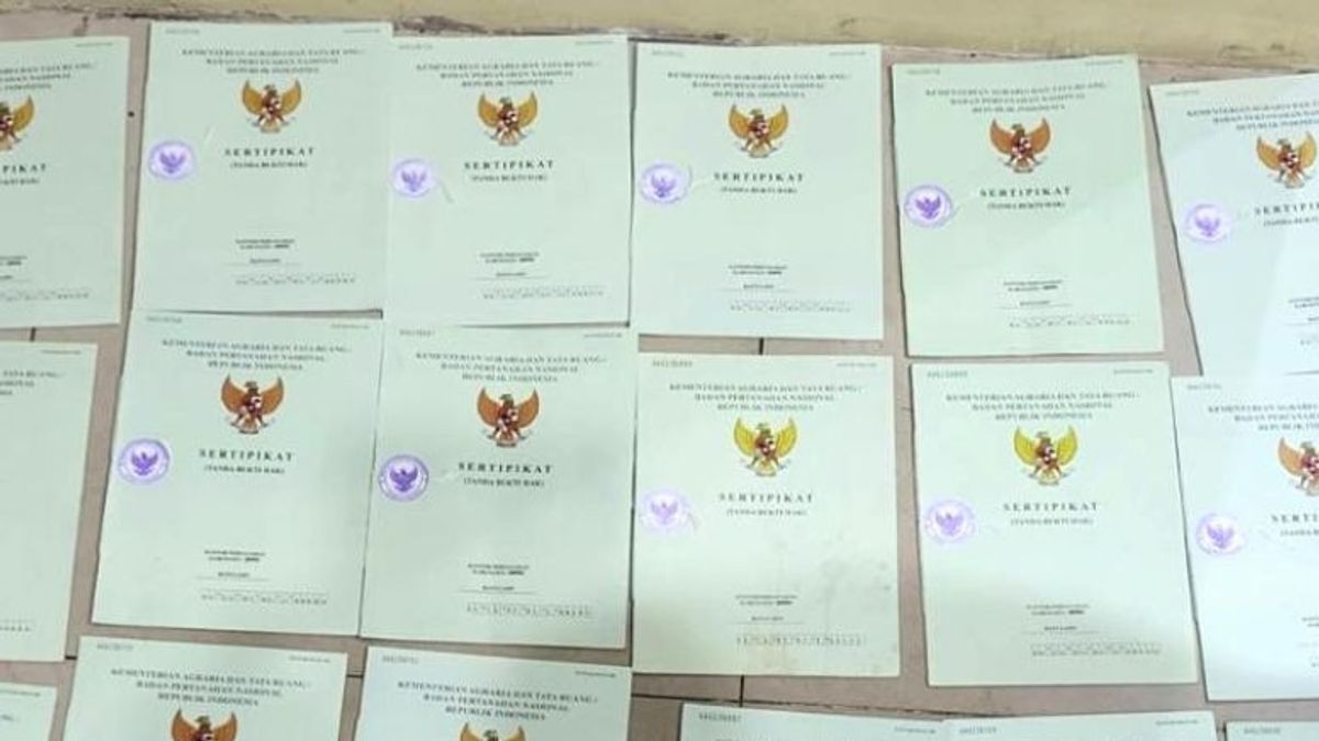 南苏门答腊地区警察土地黑手党小组在班尤阿辛逮捕2名伪造产权证书的肇事者