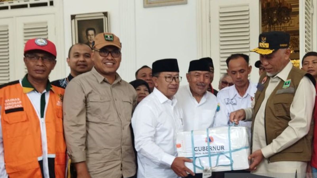 Gubernur Sumbar Mahyeldi Serahkan Bantuan 1,3 Ton Rendang untuk Warga Korban Gempa Cianjur