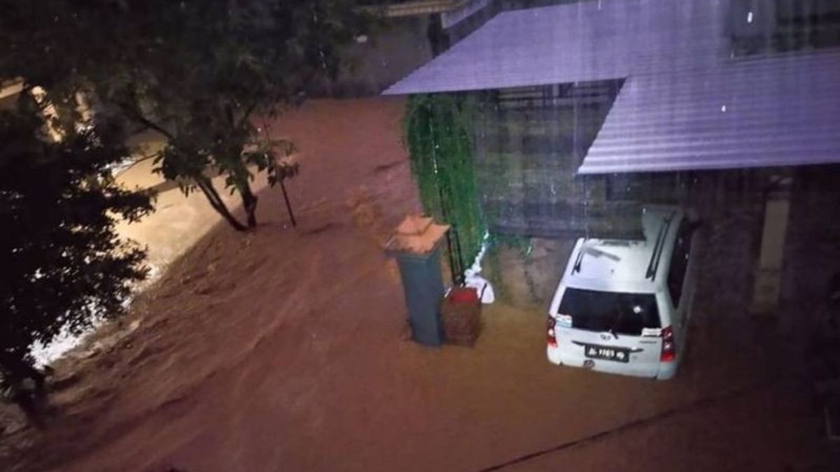 洪水が再びトレンガレクを襲い、満潮によって悪化した