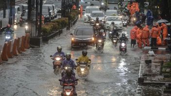 ジャカルタは今日の午後に雨が降っています、トランスジャカルタのマイクロトランスルートの数が迂回されています