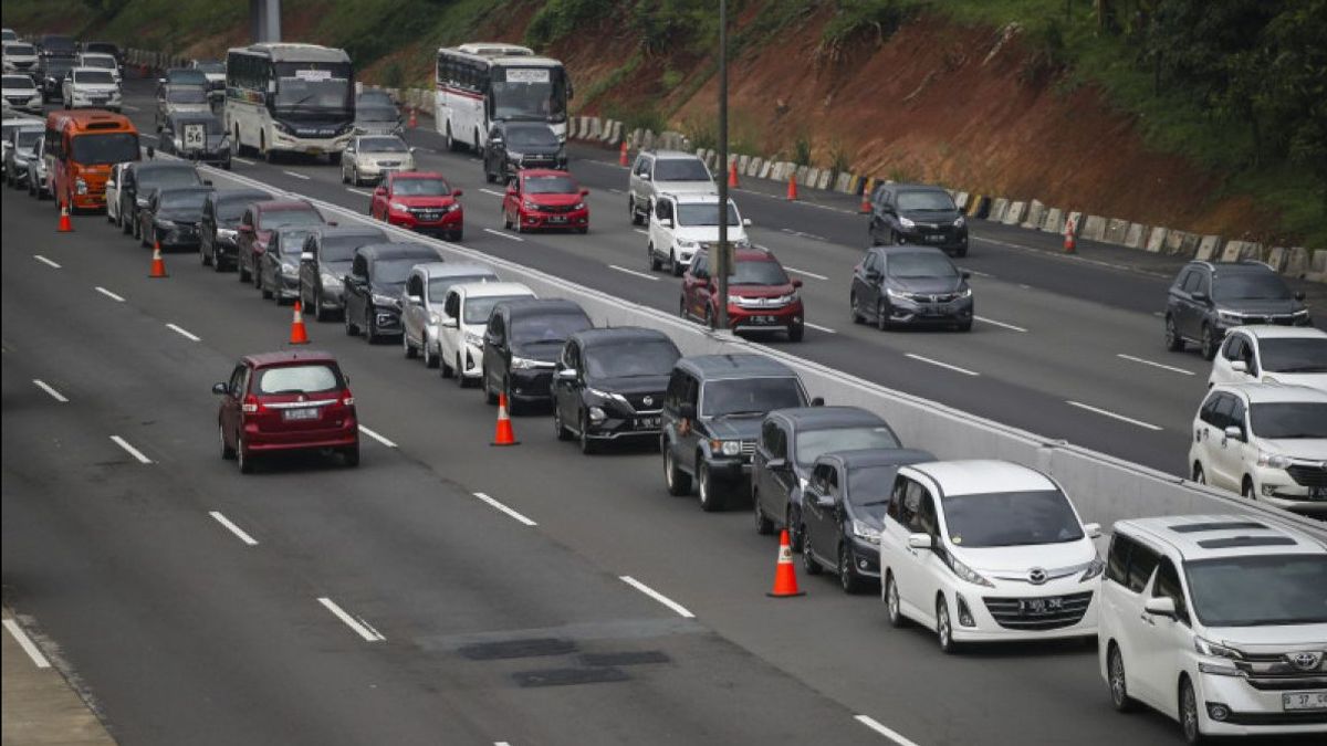 Beware, There is Contraflow at KM 23-28 Japek Toll towards Cikampek