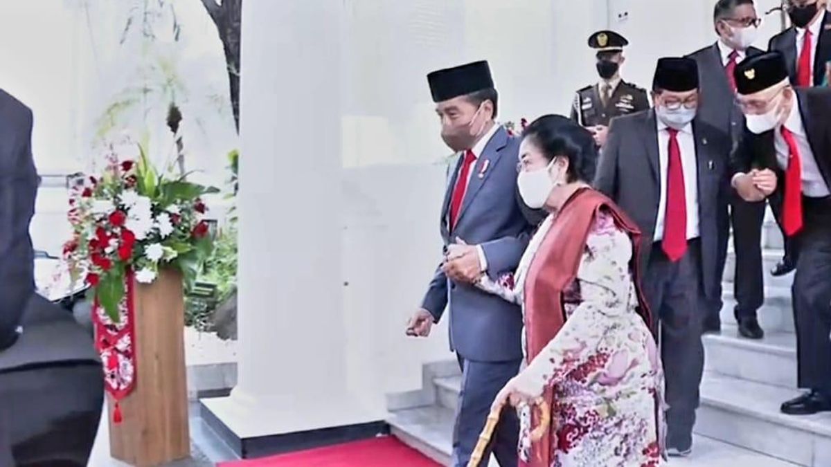 بعد أن واجه قضايا غير سارة ، يفتح الأمين العام ل PDIP صوته: عندما يذهب إلى السيارة ، يمسك السيد Jokowi بيد السيدة ميغاواتي
