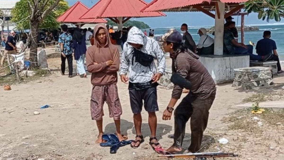 Asik Mancing, 11 Wisatawan Terjebak Laut Pasang di Pantai Ujunggenteng Sukabumi, Beruntung Bisa Diselamatkan