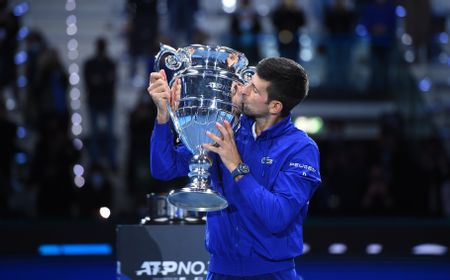 Angkat Trofi Gelar Petenis No. 1 Dunia untuk Kali Ketujuh, Djokovic: Memegang Rekor Ini Setelah Sampras, Luar Biasa