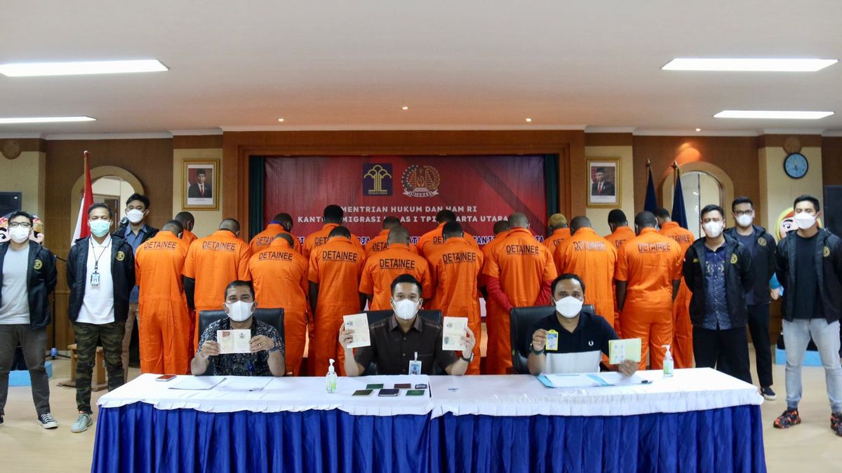 الهجرة في شمال جاكرتا تعتقل 18 إندونيسيا، 11 منهم ليس لديهم جوازات سفر