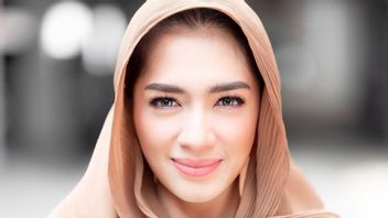 Cantik Berhijab, Penampilan Angel Karamoy Memukau Warganet: <i>Adem Lihatnya</i>