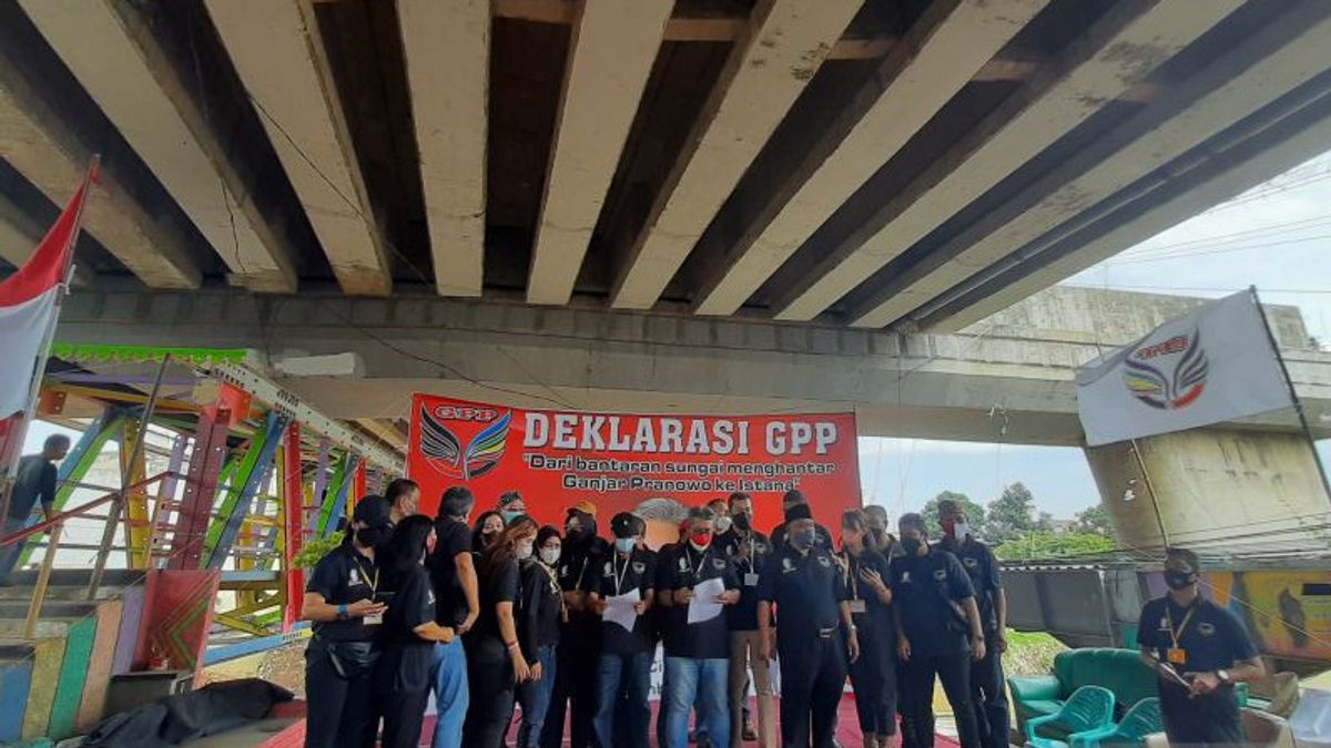 On The Banks Of The Ciliwung River, Volunteers Of The Declaration Support Ganjar Pranowo For The 2024 Presidential Candidate