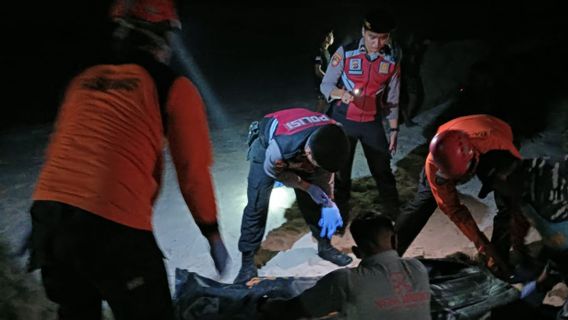Building Workers From Magetan Died Falling From The Diamond Beach Cliff