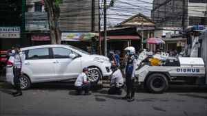 ジャカルタの観光名所のセンバランガン駐車場の車両が牽引され、ペンティルを取り外されます