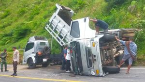Not Strongly Moving, Trucks Carry 5.5 Tons Of Pupuk Back And Overturned In Sembalun NTB