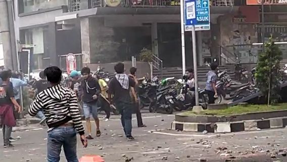 Chaotic Demo In Medan, Stones Thrown Mall Until 7 Police Wounded