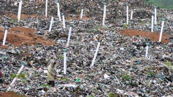 Jakbar Tests Liquid Penetral of Garbage Odor Environmentally Friendly at Tambora TPS