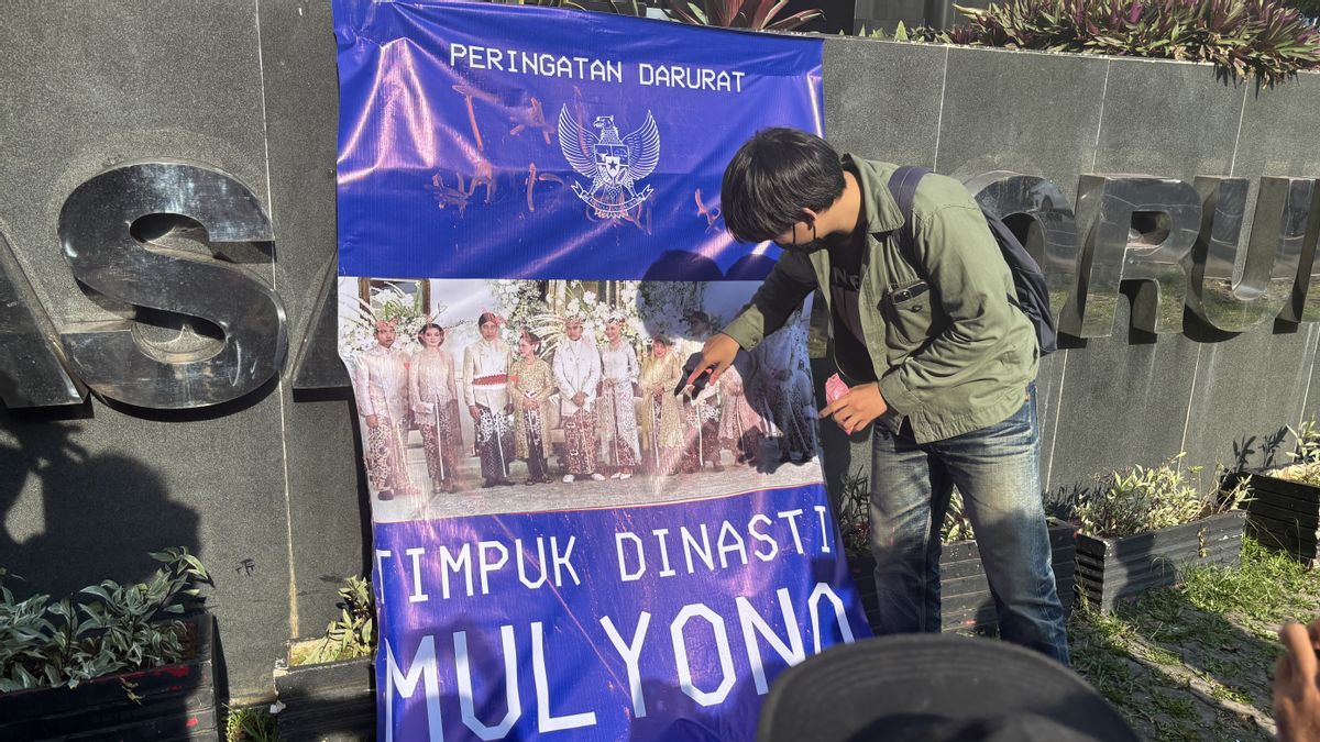 Civilian Society 'Timpuk' Mulyono Dynasty Commemorating 5 Years Of Jokowi Killing KPK