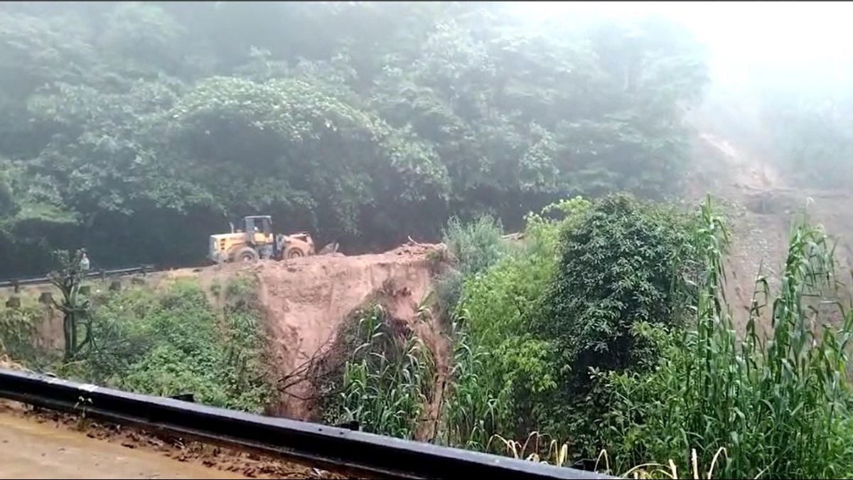 パダンの地すべりで行方不明になった2人の犠牲者は安全であることが判明しました