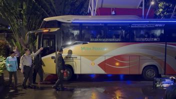 11 명의 사람들, Pekalongan 시장을 포함하여 'Muda Perkasa'버스를 타고 KPK 건물에 도착했습니다. 