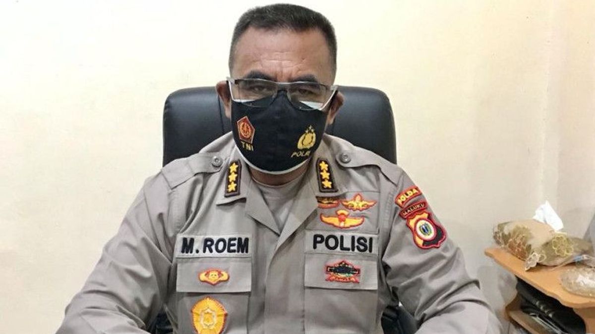 الفيروسية Todongkan Senpi للسكان ، ضباط الشرطة من شرطة مالوكو الإقليمية Ditpolairud فحص Propam
