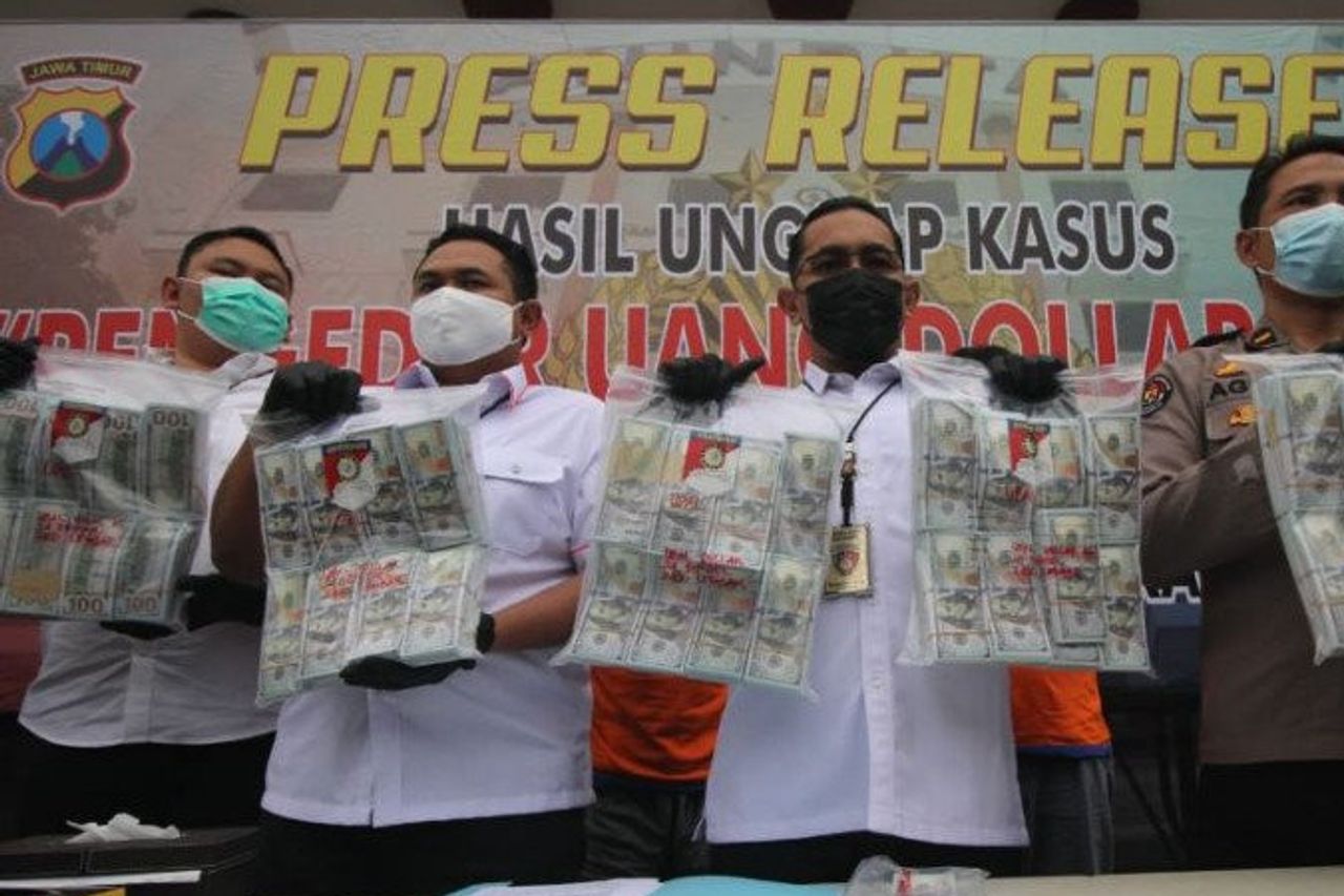 Deux Citoyens Balinais De Loin à Surabaya Pour échanger Des Dollars Contrefaits, Finalement Arrêté Par La Police