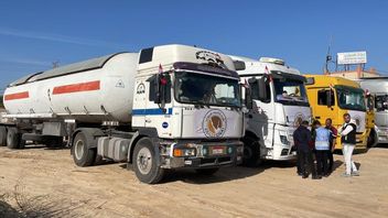 燃料和天然气运输卡车正开始通过拉法进入加沙地带