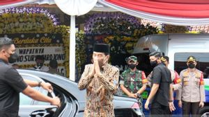 Bersama Gibran dan Kaesang, Jokowi Antar Jenazah Paman ke Peristirahatan Terakhir