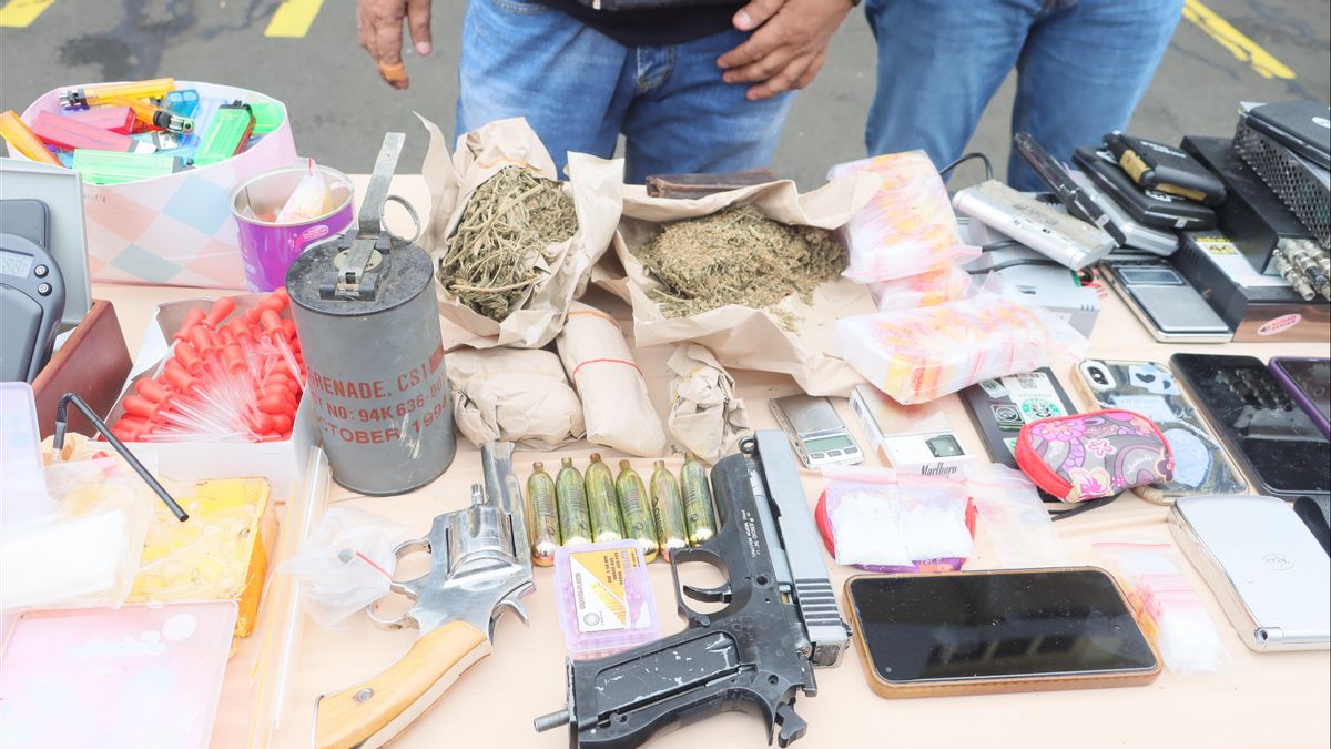 Raiding Kampung Bahari Jakut, Police Secure 26 Suspects, 1 Senpi, 1 Airgun To Smoke Grenade
