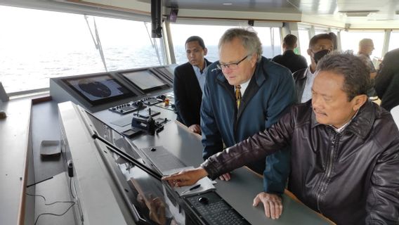 Le Ministre Trenggono Séduit Par Un Navire électrique Danois : Je M’intéresse à La Pêche