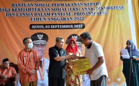 Gubernur Riau Syamsuar Salurkan Bansos Rp24,17 Miliar untuk 85 Panti