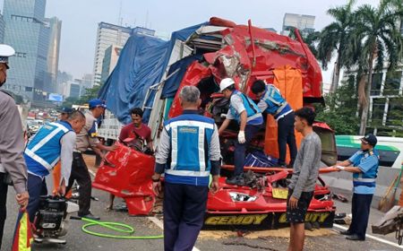 Truk Muatan Kedelai Jalan Mundur di Tol Dalkot, Dihantam Truk Muatan Paku, Satu Orang Tewas