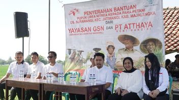 Yayasan GSN dan PT Atthaya Kemi Mandiri Salurkan Pupuk kepada Petani Majalengka