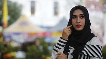 Outfit Nonton Konser Hijab Sesuai Karakter dan Genre Musik