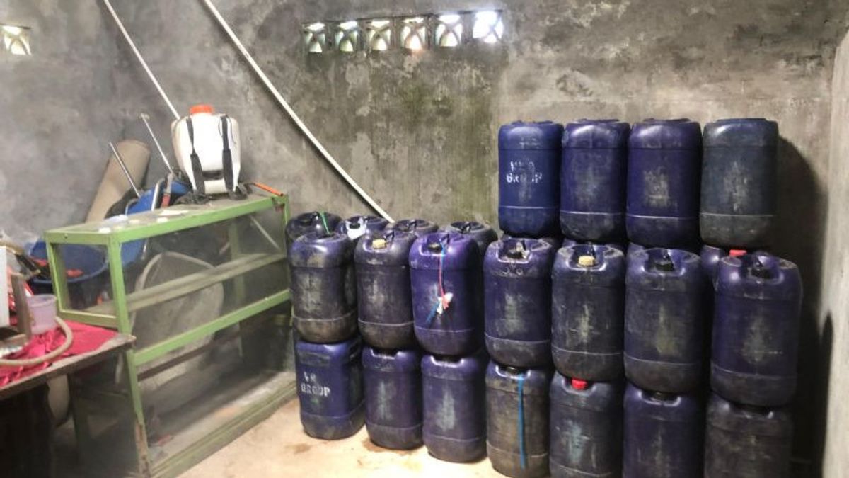 ベンクル在住者が、パータライト製造のため原燃料と染料を混ぜたとして警察に逮捕される