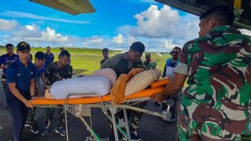 ナトゥナからプカンバルへの事故犠牲者のためのプスケスマス医師の避難空軍飛行機
