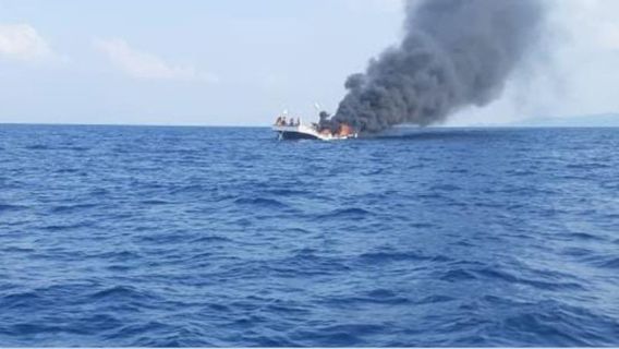 13 Crew Members Of KM Inka Mina Successfully Evacuated By Ternate Basarnas After The Fire Incident In The Waters Of Doko Island