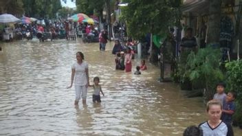 大雨によりマドゥラ島の4つの地区が浸水