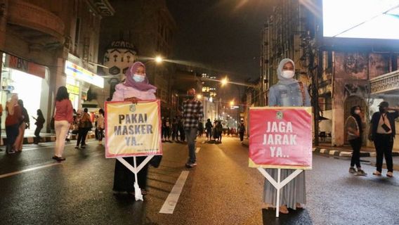 Satpol PP Escort Visitors To Kesawan City Walk Medan To Obey Prokes