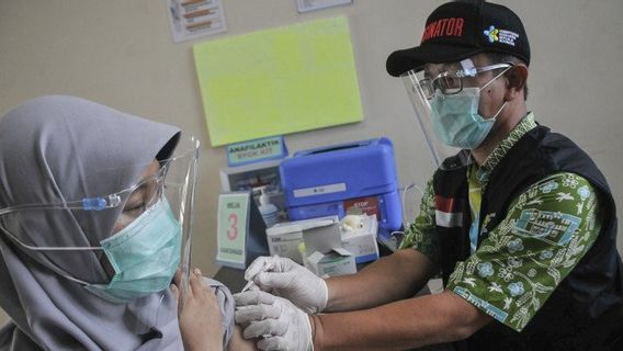 Dibanding Singapura-Malaysia, Vaksinasi Dosis Kedua Indonesia Masih Tertinggal