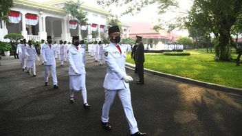 C’est Au Tour De L’équipe Indonésienne De Se Développer Chargée D’abaisser Le Drapeau Rouge Et Blanc Au Palais Merdeka