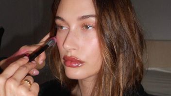 Mengenal Plum Girl Sring, Makeup ala Hailey Bieber yang Sedang Tren