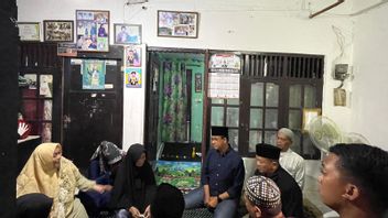 Monday Night, Anies Takziah Returned To The House Of Volunteers Who Died During His Grand Campaign At JIS