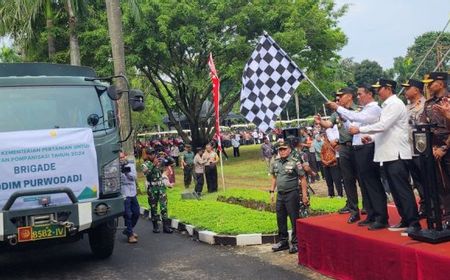 Mentan Amran Serahkan Bantuan 10.000 Pompa Air untuk Petani di Jawa Tengah