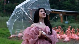 Tampilkan Keindahan Singapura, Tiara Andini Memesona di MV <i>Cinta Seperti Aku</i>