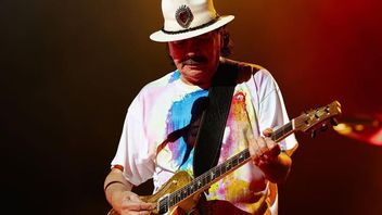 Carlos Santana est soigné après être tombé sur le son