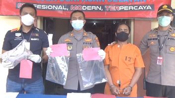 Tak Terima Teman Ditusuk, Bos Kafe Jelita Denpasar Bacok Gung Monjong di Depan Polisi
