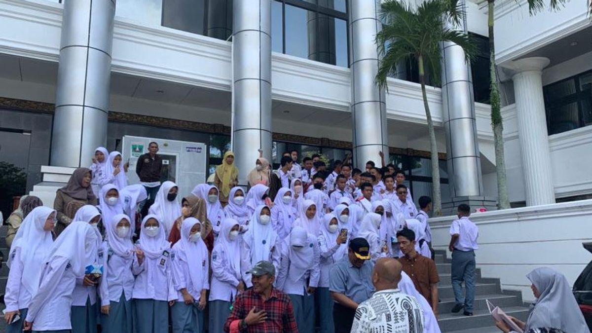 Pelajar SMA 1 Padang Kampus 2 Adukan Fasilitas Sekolah Minim ke DPRD