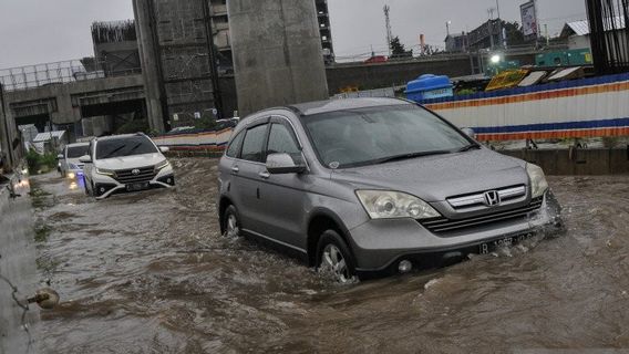 Genangan Air Akibatkan Lalu Lintas Kendaraan di Tol Japek Padat